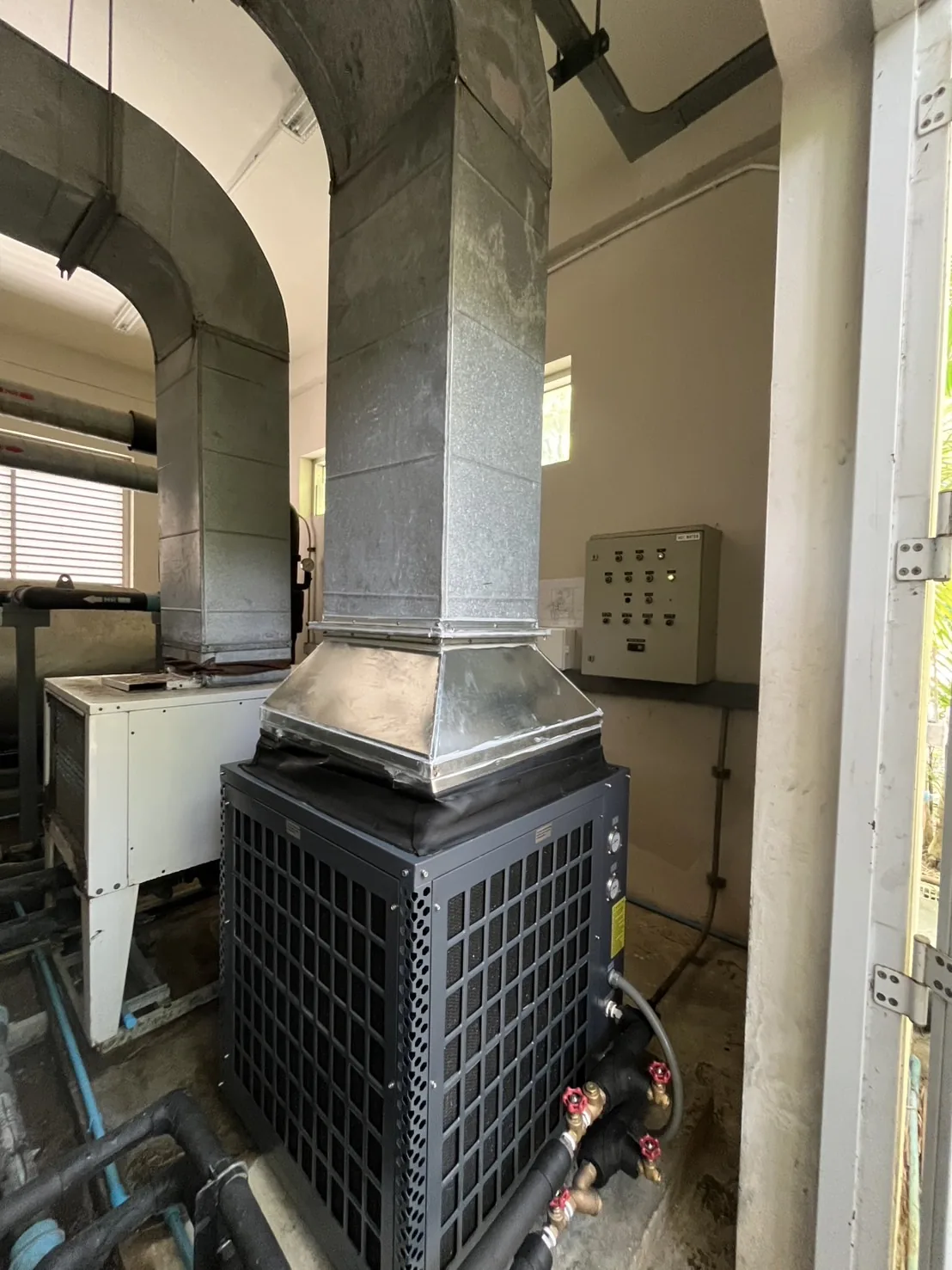 เปลี่ยน Ecotech Heat Pump 500 ลิตร/ชม. ชุดใหม่ โรงแรมหาดกะรน ภูเก็ต — เครื่องเดิมใช้กว่า 10 ปี ลูกค้าเลือก Ecotech ซ้ำอีกครั้ง - รูปที่ 3