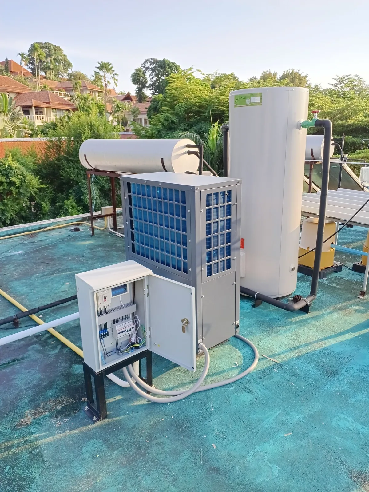 โรงแรม 4 ดาว 156 ห้อง หาดกะตะ ภูเก็ต ทยอยเปลี่ยนระบบโซลาร์เป็น Ecotech Heat Pump ทีละอาคาร — กินไฟแค่ 3 kW ต่อ 18 ห้องพัก - รูปที่ 2