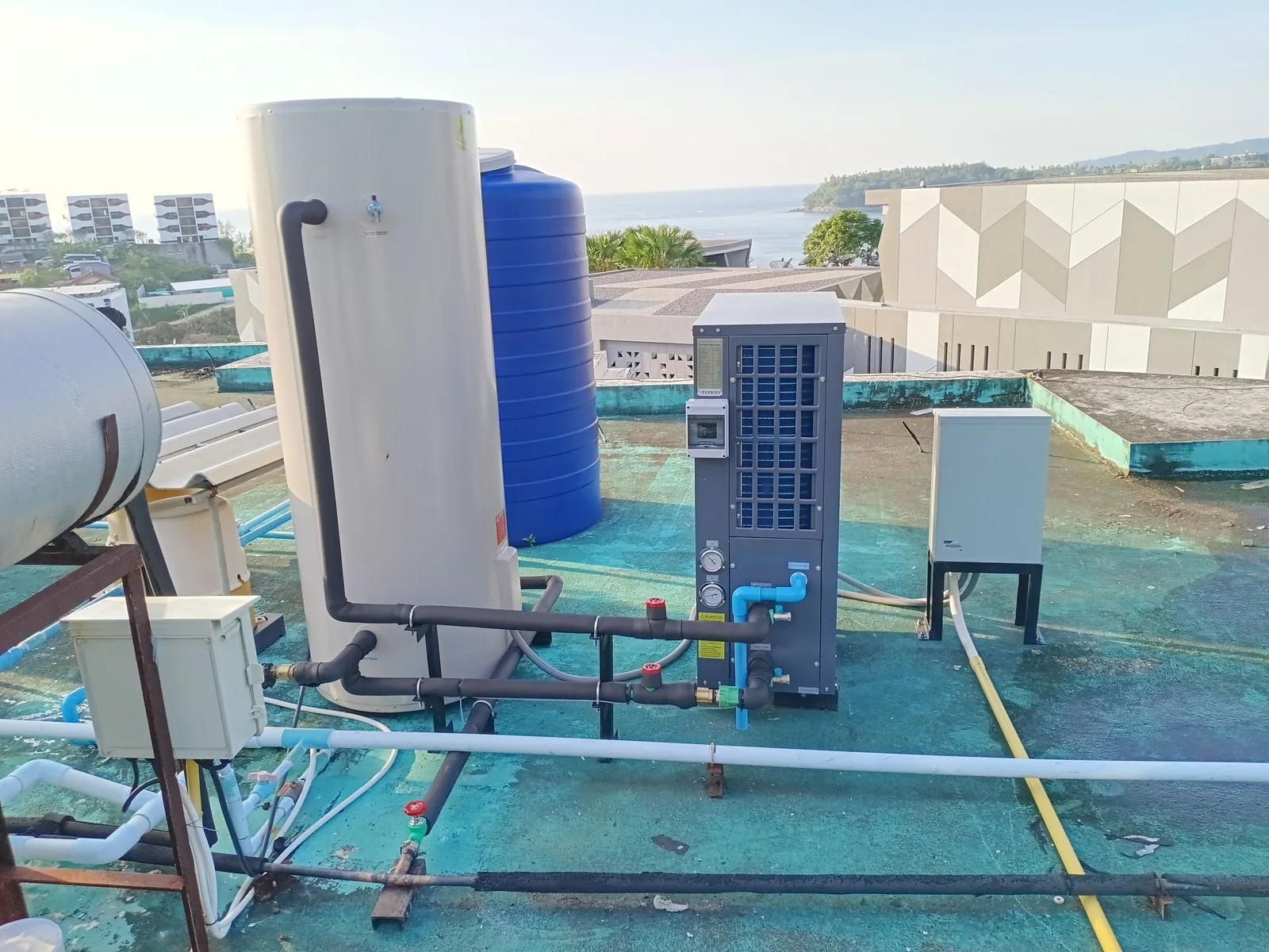 โรงแรม 4 ดาว 156 ห้อง หาดกะตะ ภูเก็ต ทยอยเปลี่ยนระบบโซลาร์เป็น Ecotech Heat Pump ทีละอาคาร — กินไฟแค่ 3 kW ต่อ 18 ห้องพัก - รูปที่ 4