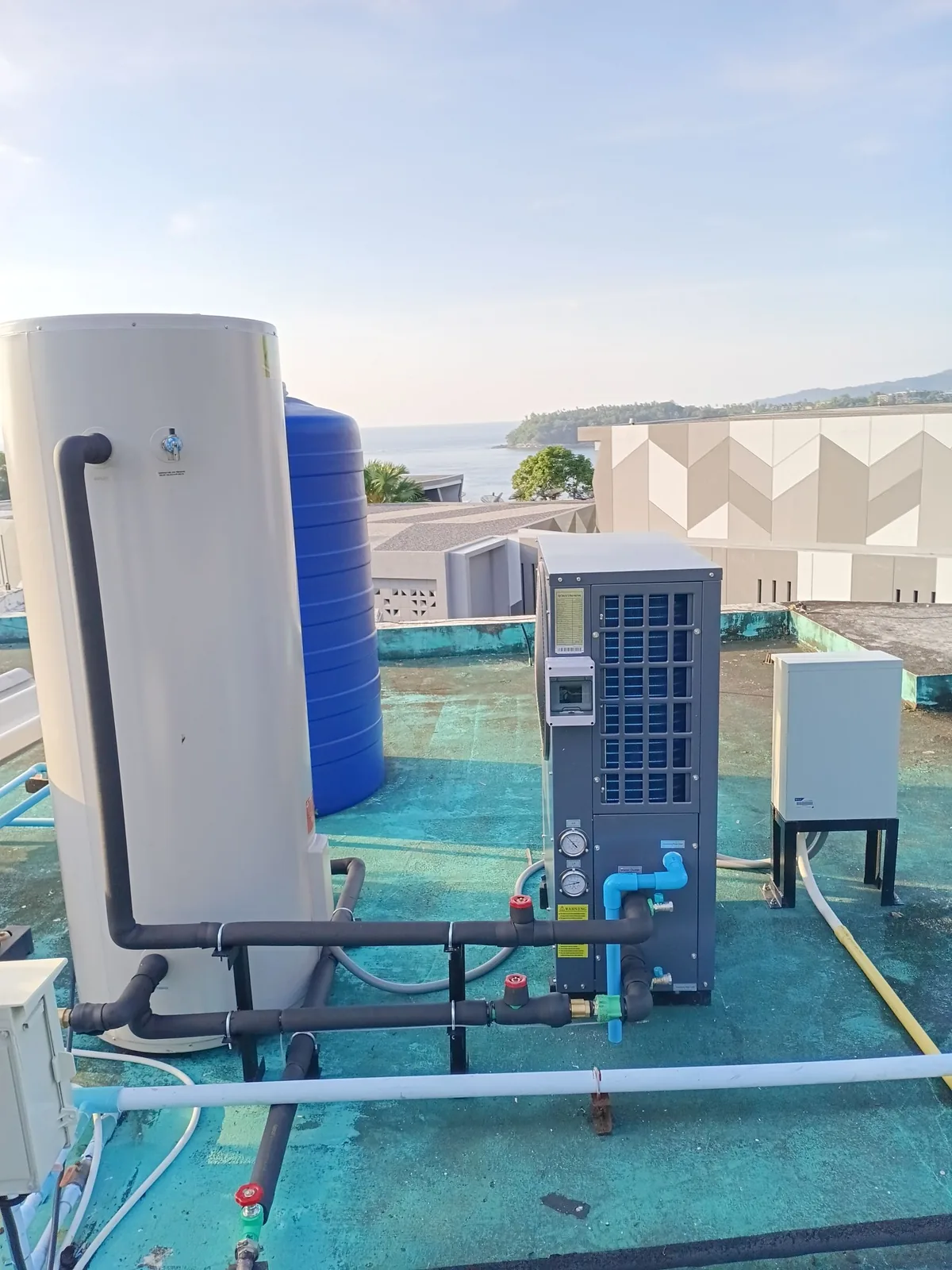 โรงแรม 4 ดาว 156 ห้อง หาดกะตะ ภูเก็ต ทยอยเปลี่ยนระบบโซลาร์เป็น Ecotech Heat Pump ทีละอาคาร — กินไฟแค่ 3 kW ต่อ 18 ห้องพัก - รูปที่ 5
