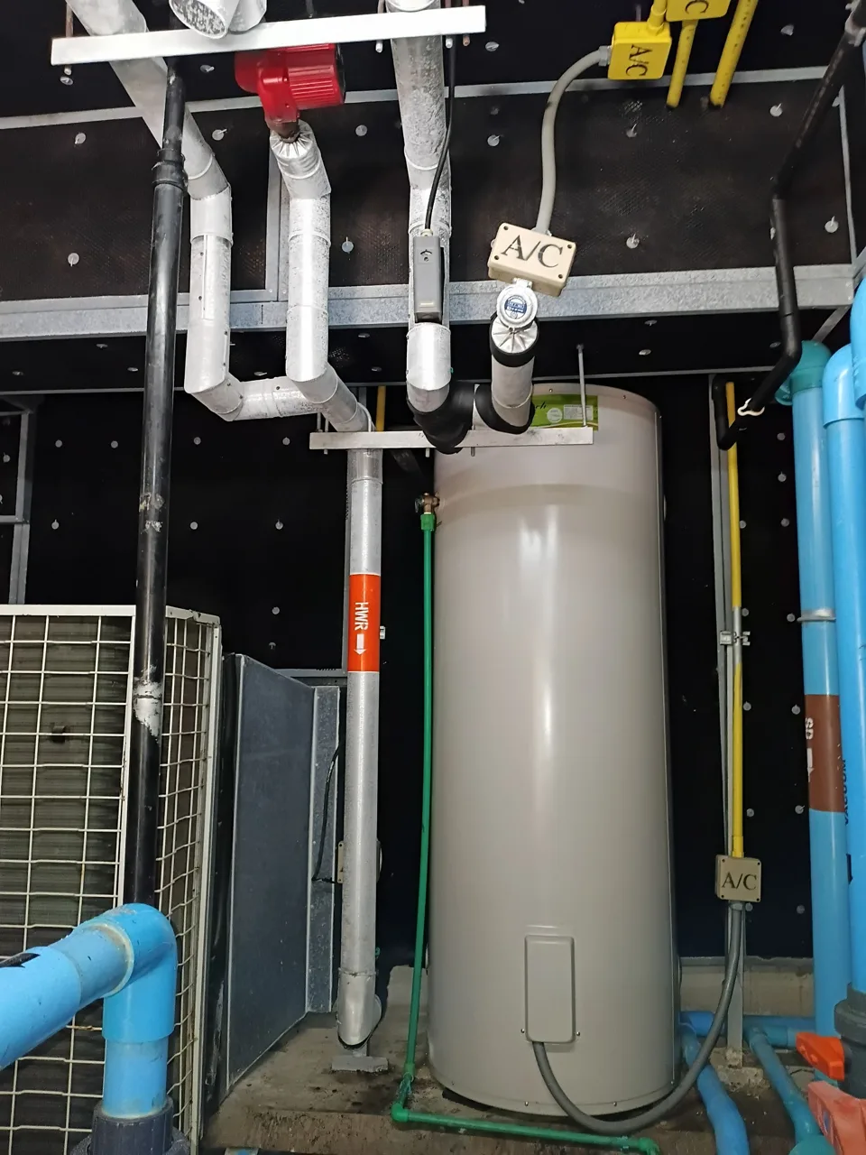 เปลี่ยนเครื่องทำน้ำร้อนหม้อต้ม เป็น Ecotech Heat Pump 340 ลิตร — Pool Villa โรงแรม 5 ดาว หาดในทอน ภูเก็ต - รูปที่ 4