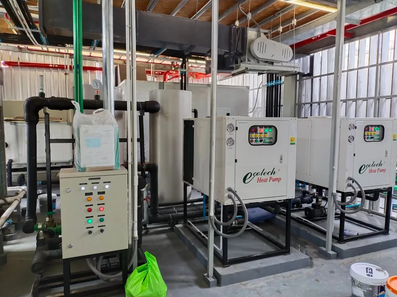 ติดตั้งระบบน้ำร้อน Ecotech Heat Pump โรงแรมเชนห้าดาว 700 ห้อง ติดหน้าหาดป่าตอง ภูเก็ต — Heat Pump 1,200 ลิตร/ชม. 2 ตัวต่อตึก