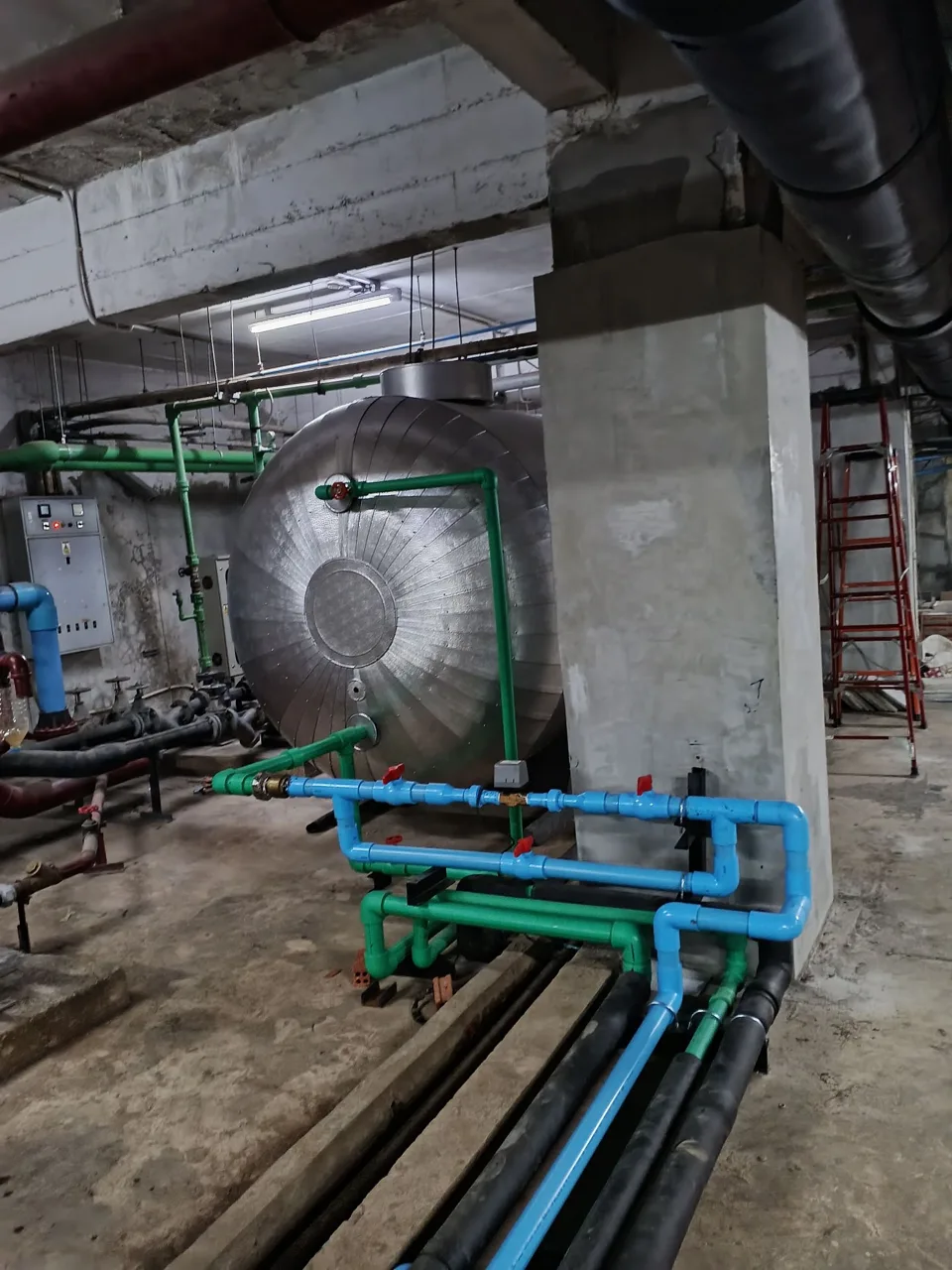 Renovate ระบบน้ำร้อนโรงแรม หาดป่าตอง ภูเก็ต — ประกอบถังเก็บน้ำร้อน 10,000 ลิตรหน้างาน - รูปที่ 3