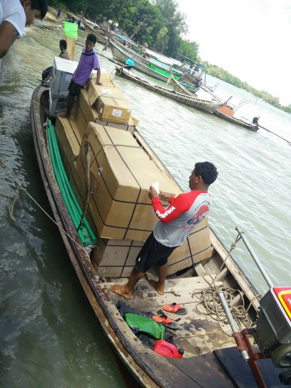ติดตั้ง Ecotech Heat Pump โรงแรมห้าดาว หาดไร่เลย์ กระบี่ — ขนเครื่องข้ามทะเลด้วยเรือหางยาว - รูปที่ 4