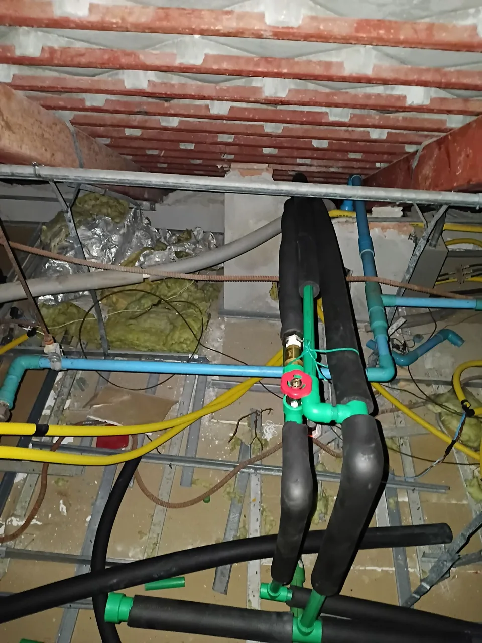 Renovate ระบบน้ำร้อนจากหม้อต้ม เป็น Ecotech Heat Pump — โรงแรม 5 ดาว หาดสุรินทร์ ภูเก็ต