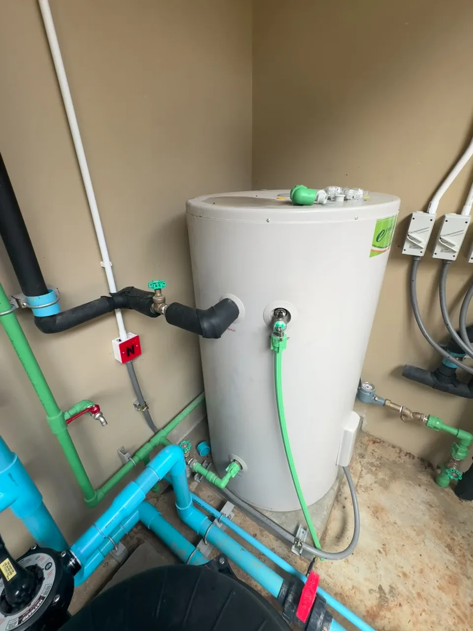 ติดตั้งเครื่องทำน้ำร้อน Ecotech 270 ลิตร — Pool Villa บ้านพักอาศัยเพื่อขาย อ.ถลาง ภูเก็ต